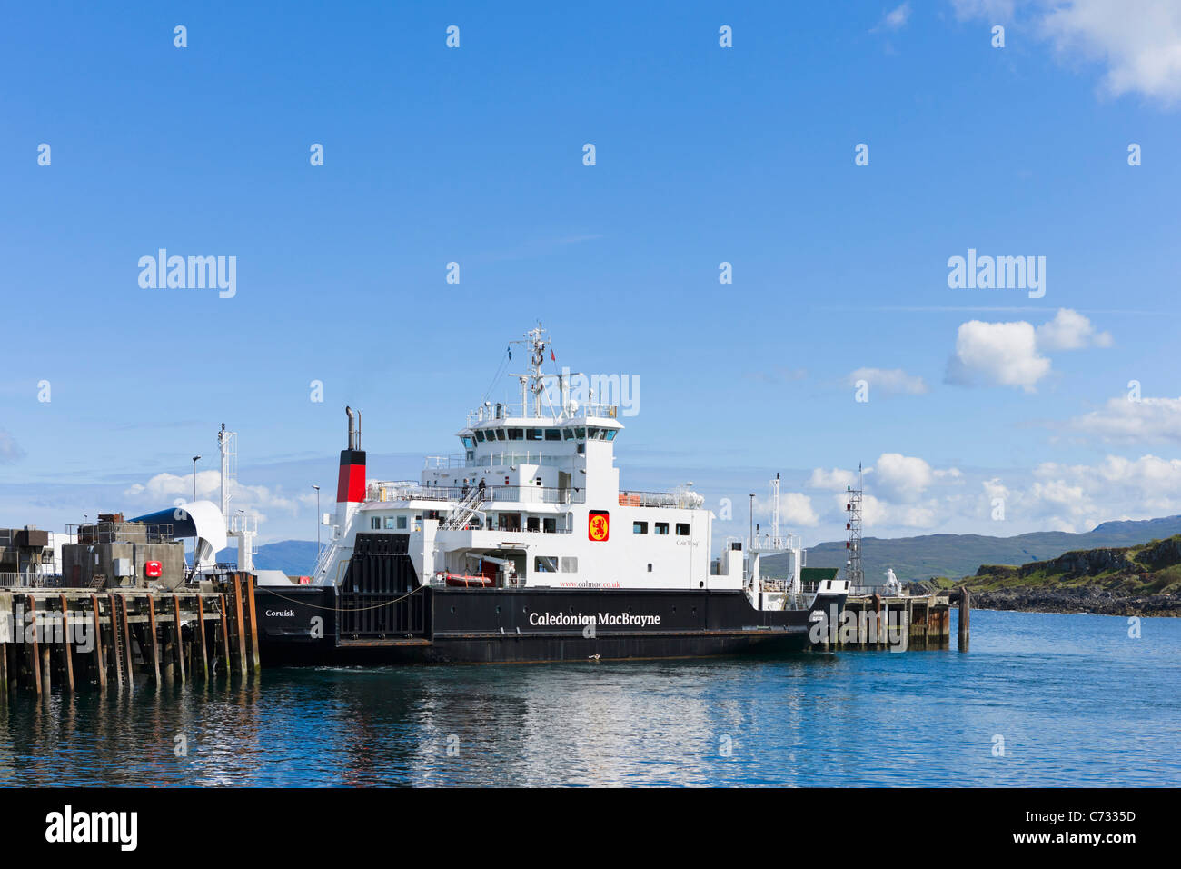 Puerto de Mallaig con el Caledonian MacBrayne ferry al final del malecón, Lochabar, Highland, Scotland, Reino Unido Foto de stock