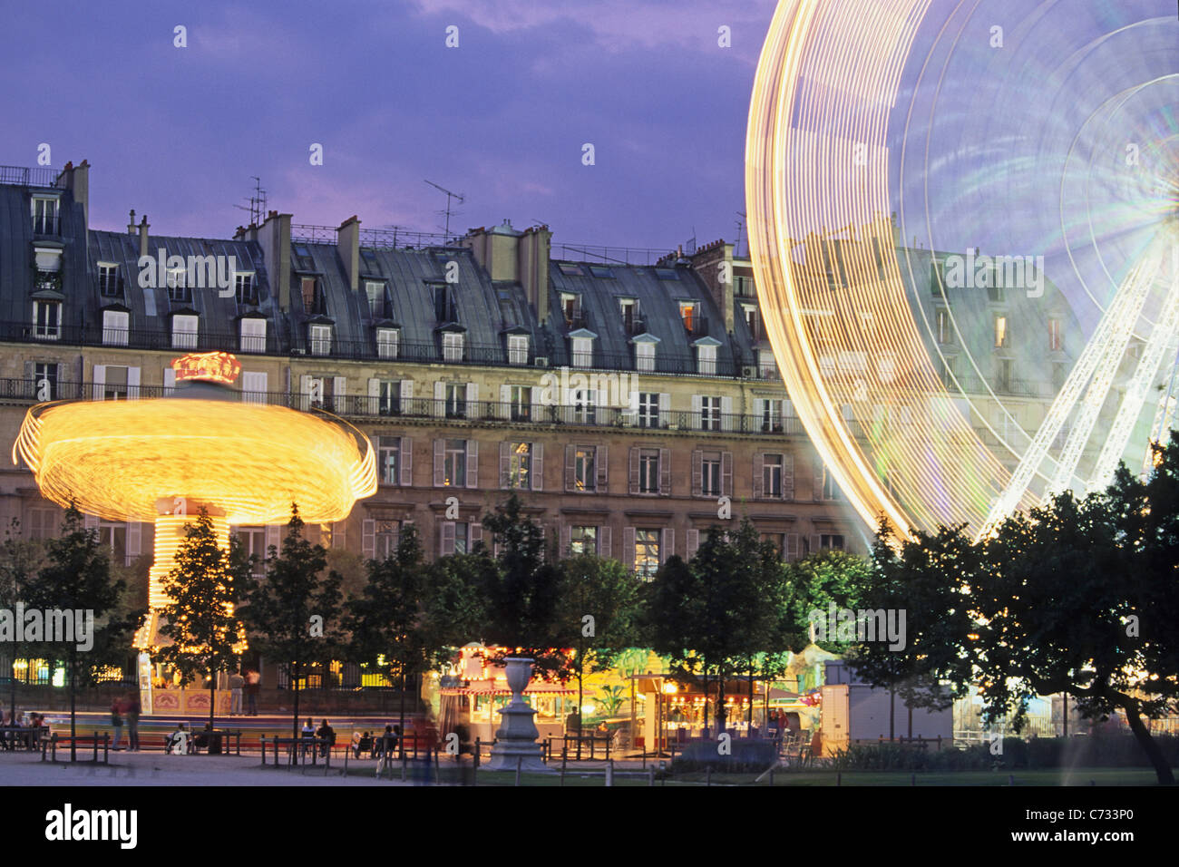 Noria y carrusel en el Jardin des Tuileries, 1e arrondissement, París, Francia Foto de stock