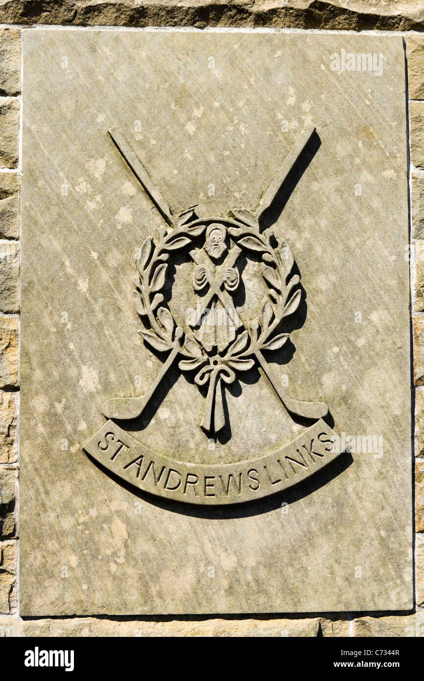 Piedra tallada por el antiguo campo de golf en St Andrews, Fife, Escocia, Reino Unido Foto de stock