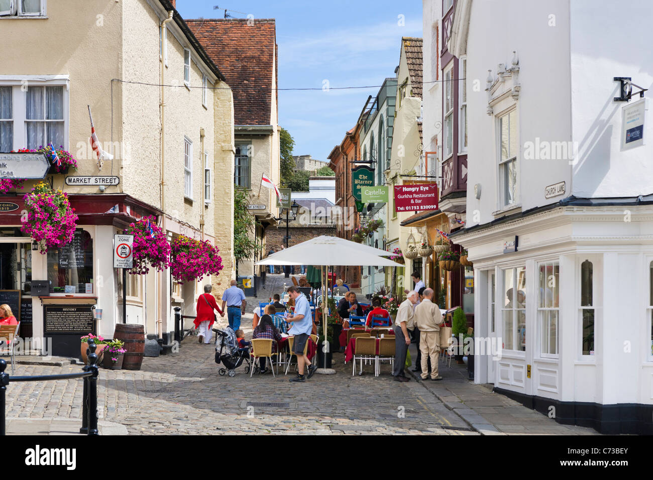 Bares y restaurantes en el centro de la ciudad, Windsor, Berkshire, Inglaterra, Reino Unido. Foto de stock