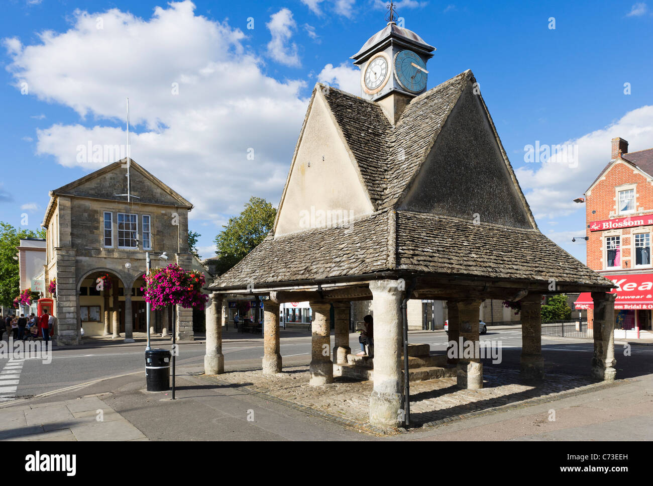 La Buttercross en Market Square en el centro de Witney, Oxfordshire, Inglaterra, Reino Unido. Foto de stock