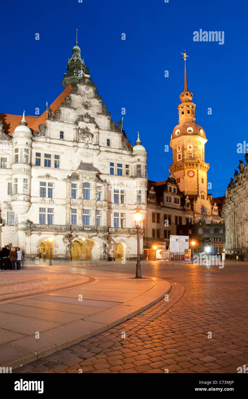 La plaza del palacio con el Palacio de la ciudad y el Palacio Real en la noche, Dresde, Sajonia, Alemania, Europa Foto de stock