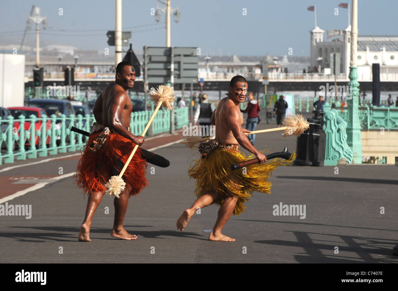 Dos guerreros de Fiji ha ofrecido a los visitantes de la playa de Brighton una sorpresa cuando iban a dar un paseo en la playa hoy Foto de stock