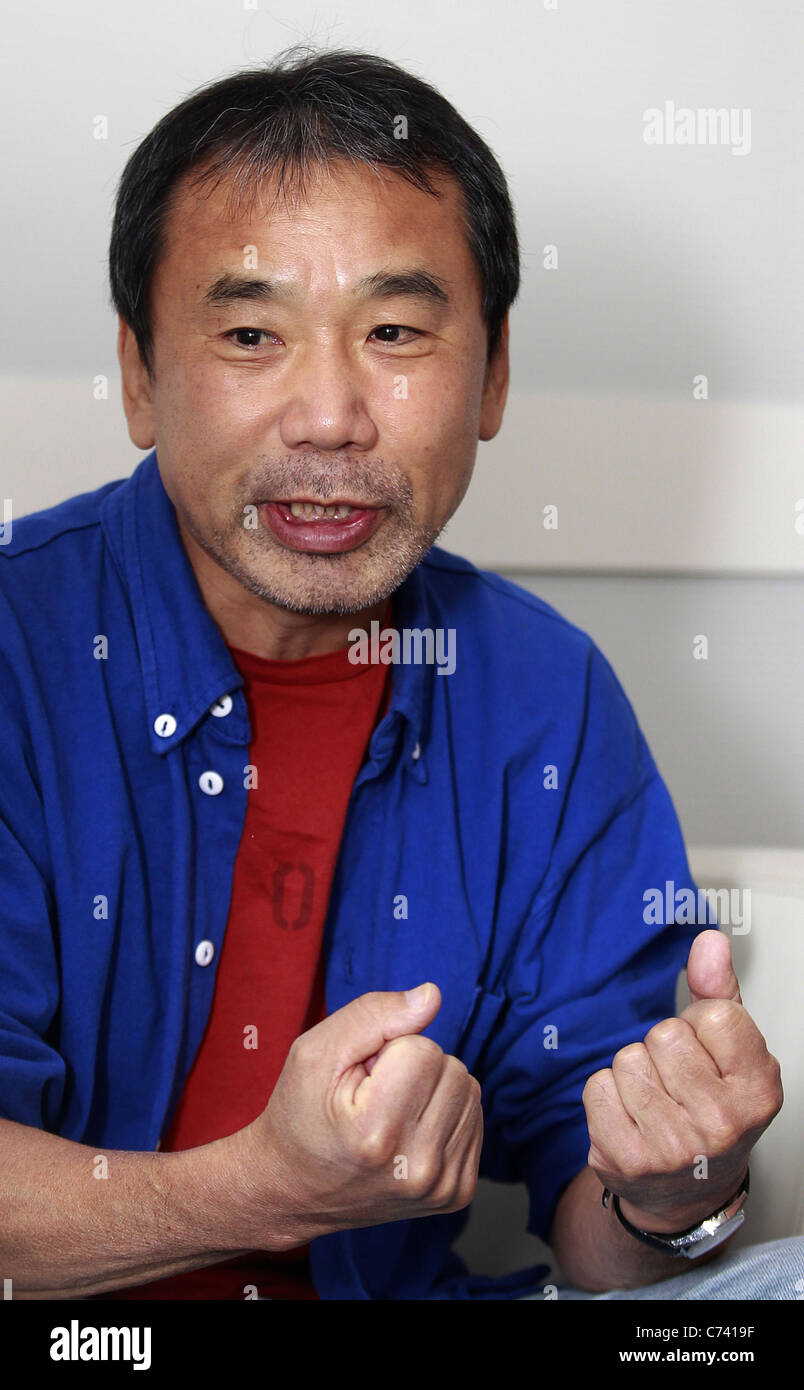 El escritor japonés Haruki Murakami durante una entrevista Foto de stock