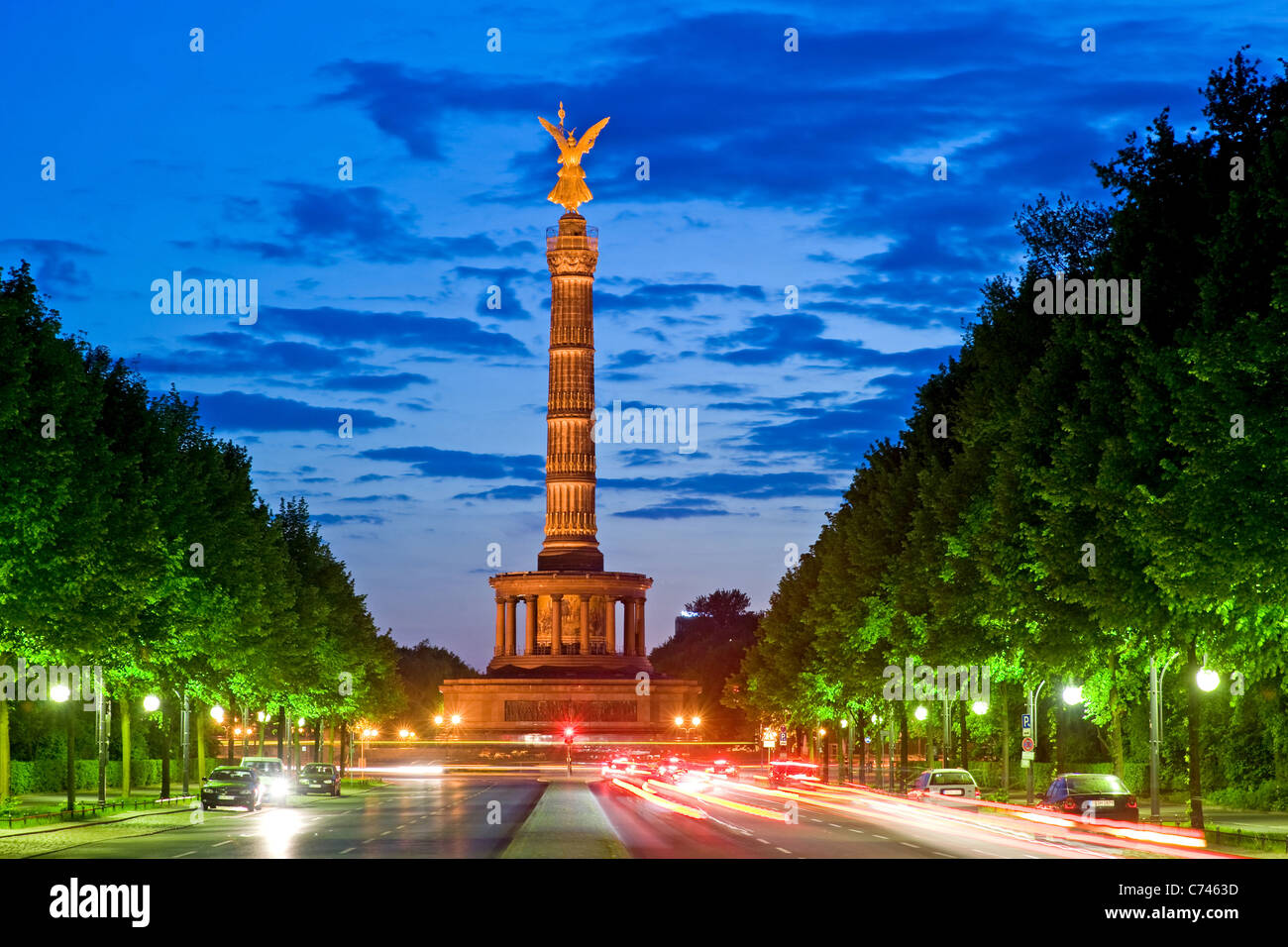 El 17 de junio de calle con la columna de la victoria en Berlín Alemania crepúsculo Foto de stock