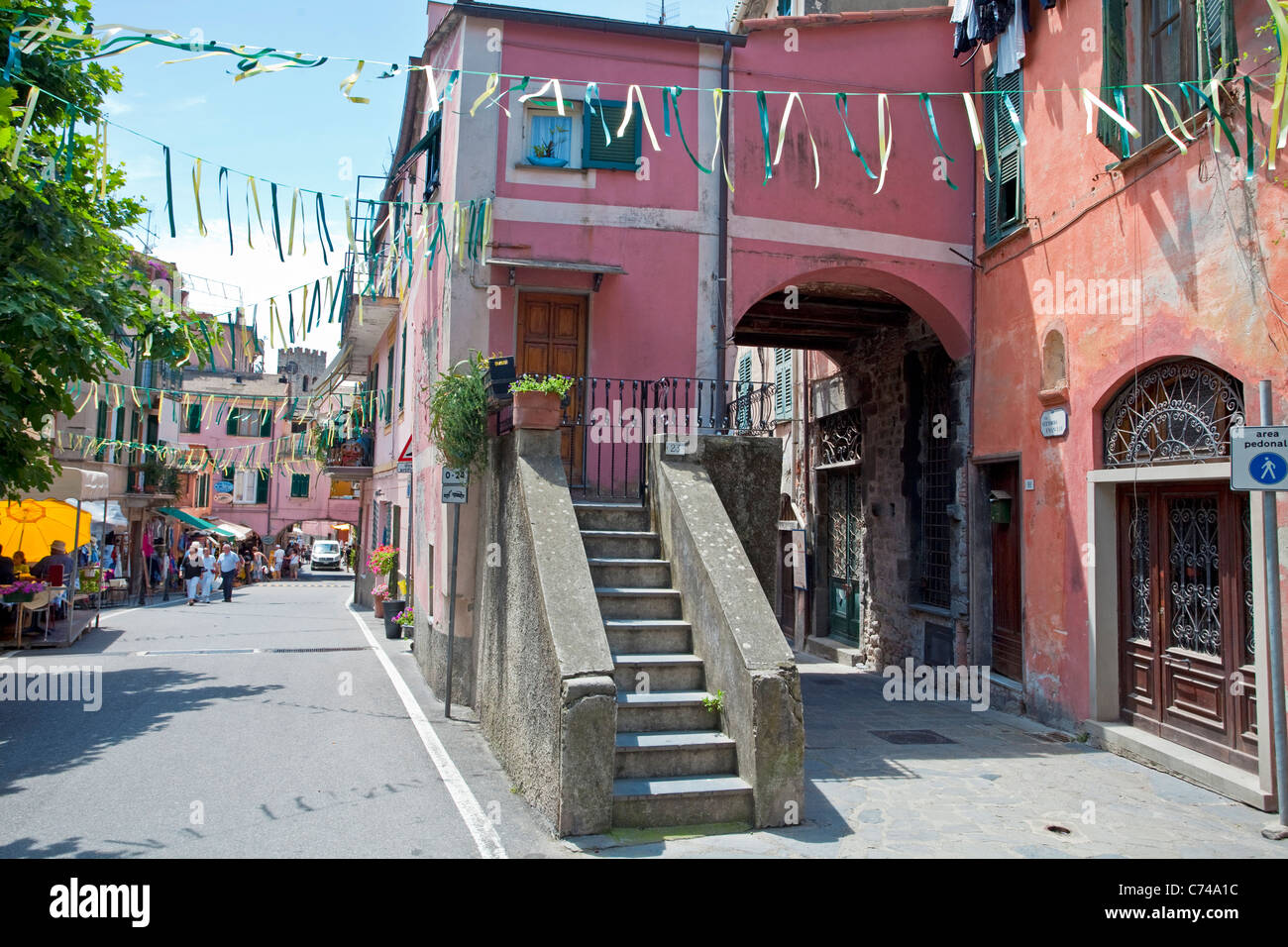 Casas típicas de Liguria, casco antiguo, de Monterosso Al Mare, Cinque Terre, sitio del Patrimonio Mundial de la Unesco, en Liguria, Italia di Levante, el mar Mediterráneo, Europa Foto de stock