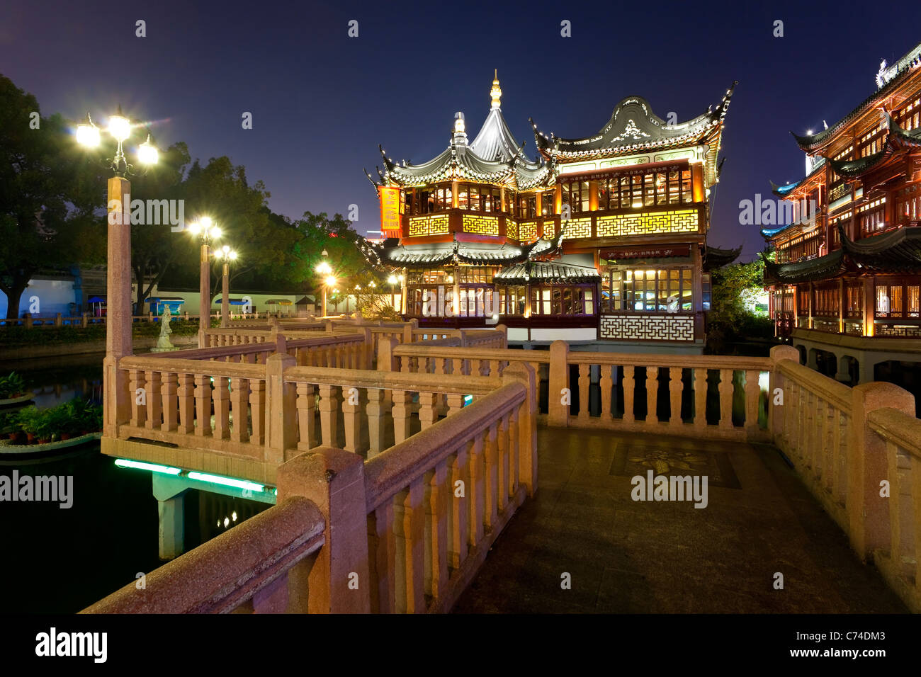 9-giro puente en zig-zag, Bazar Yuyuan (Mid-Lake Huxingting tetería tetería Pavilion), Shanghai, China Foto de stock