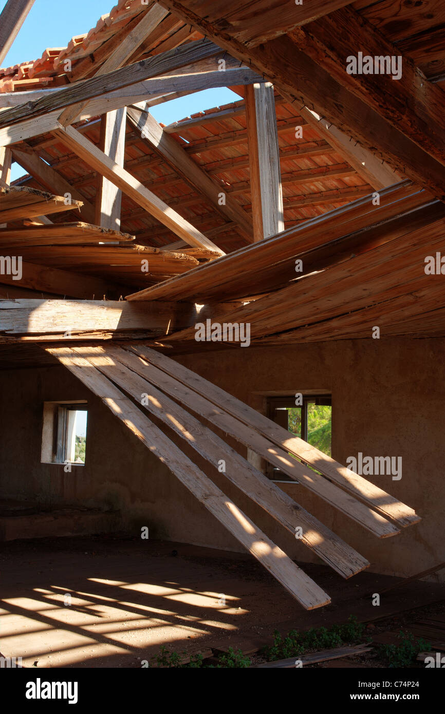 Se derrumbó un techo de madera en una casa abandonada Foto de stock
