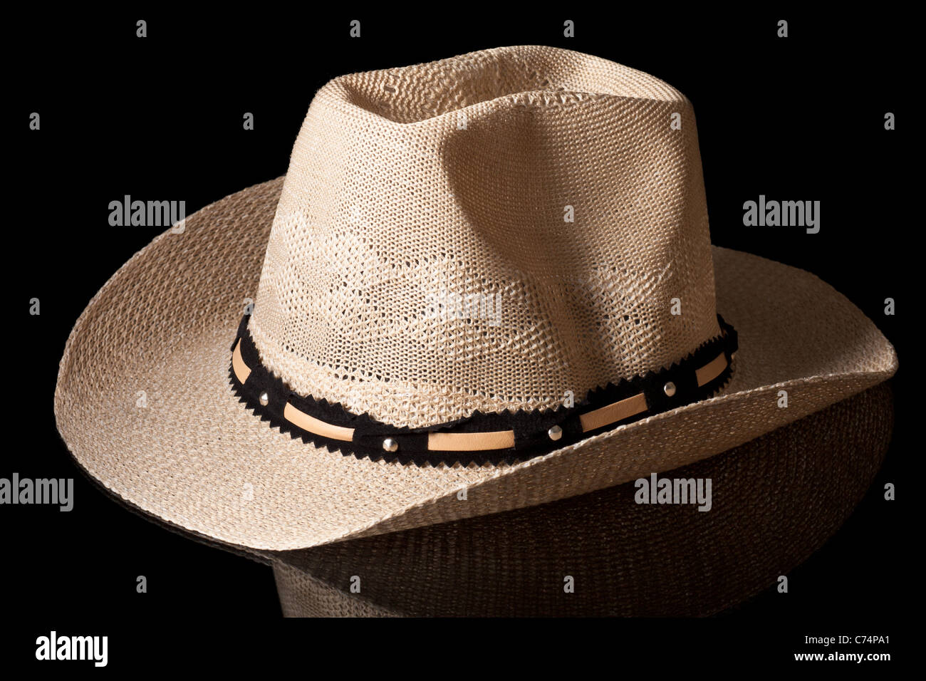 Sombrero de Cowboy Beige aislados en negro Foto de stock