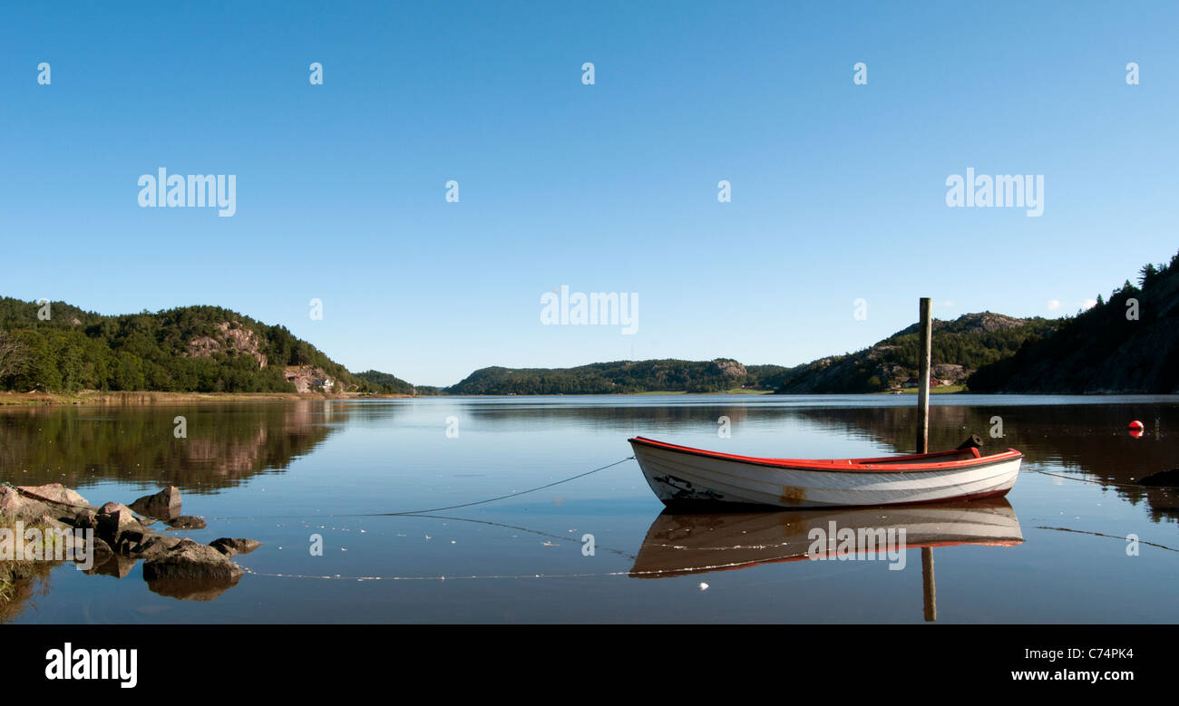 (Abyfjord Åbyfjord), Suecia, con el barco en primer plano Foto de stock