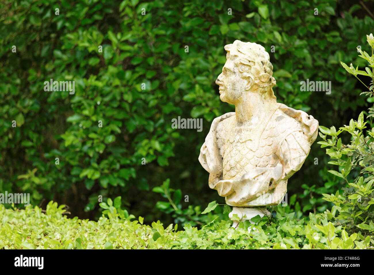 Estatua de piedra de busto masculino Castillo Glenveagh, jardín, Parque Nacional de Glenveagh, Condado de Donegal, en la República de Irlanda Foto de stock