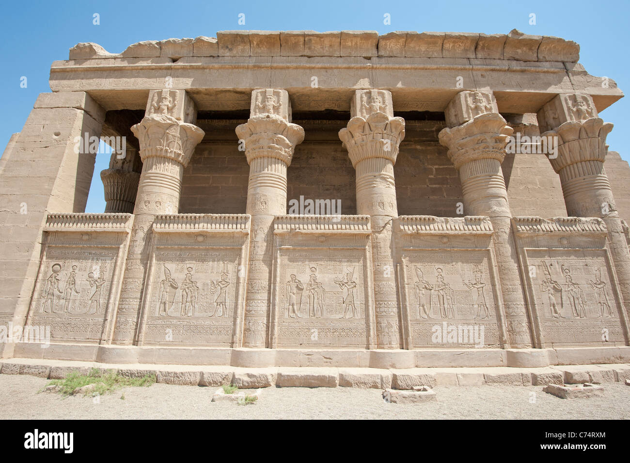Los restos de un antiguo templo egipcio con columnas y tallas jeroglífico Foto de stock