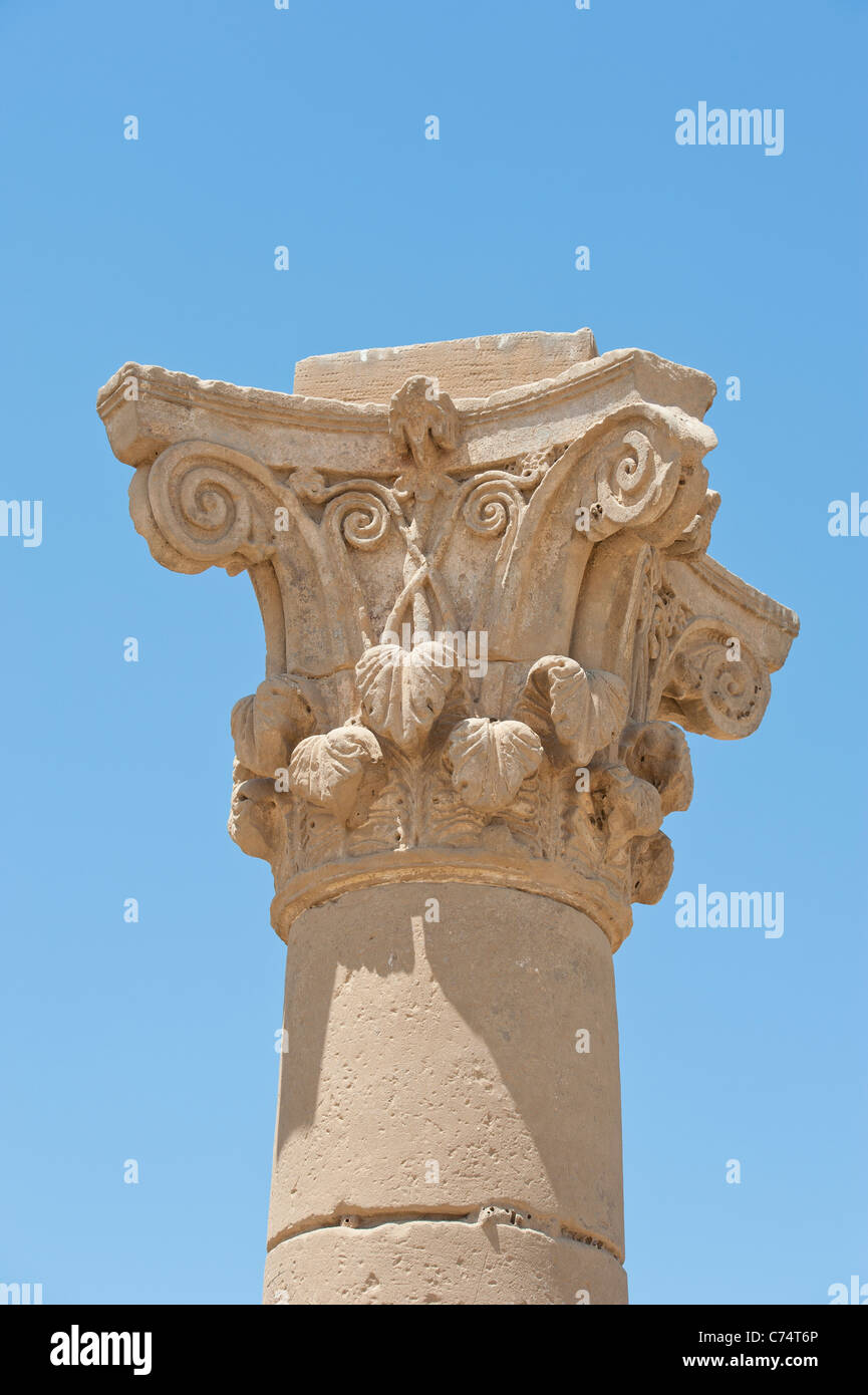 Tallas en la parte superior de una columna romana antigua en un templo egipcio Foto de stock