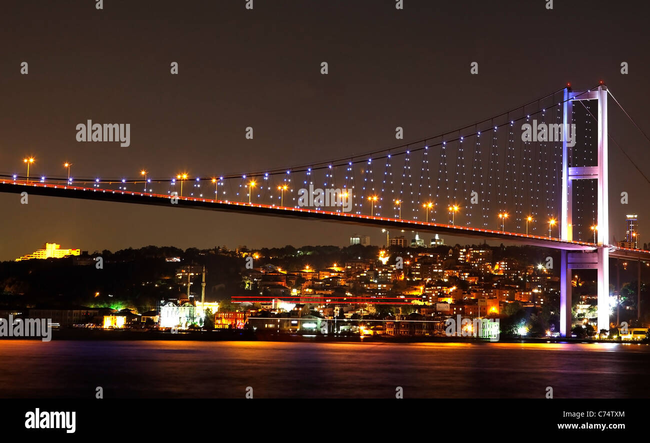 Escena nocturna de Europa desde Asia Bogazici Puente Kpr Estambul, Turquía, las luces de la calle, el agua, el Bósforo, el paisaje fluvial Foto de stock
