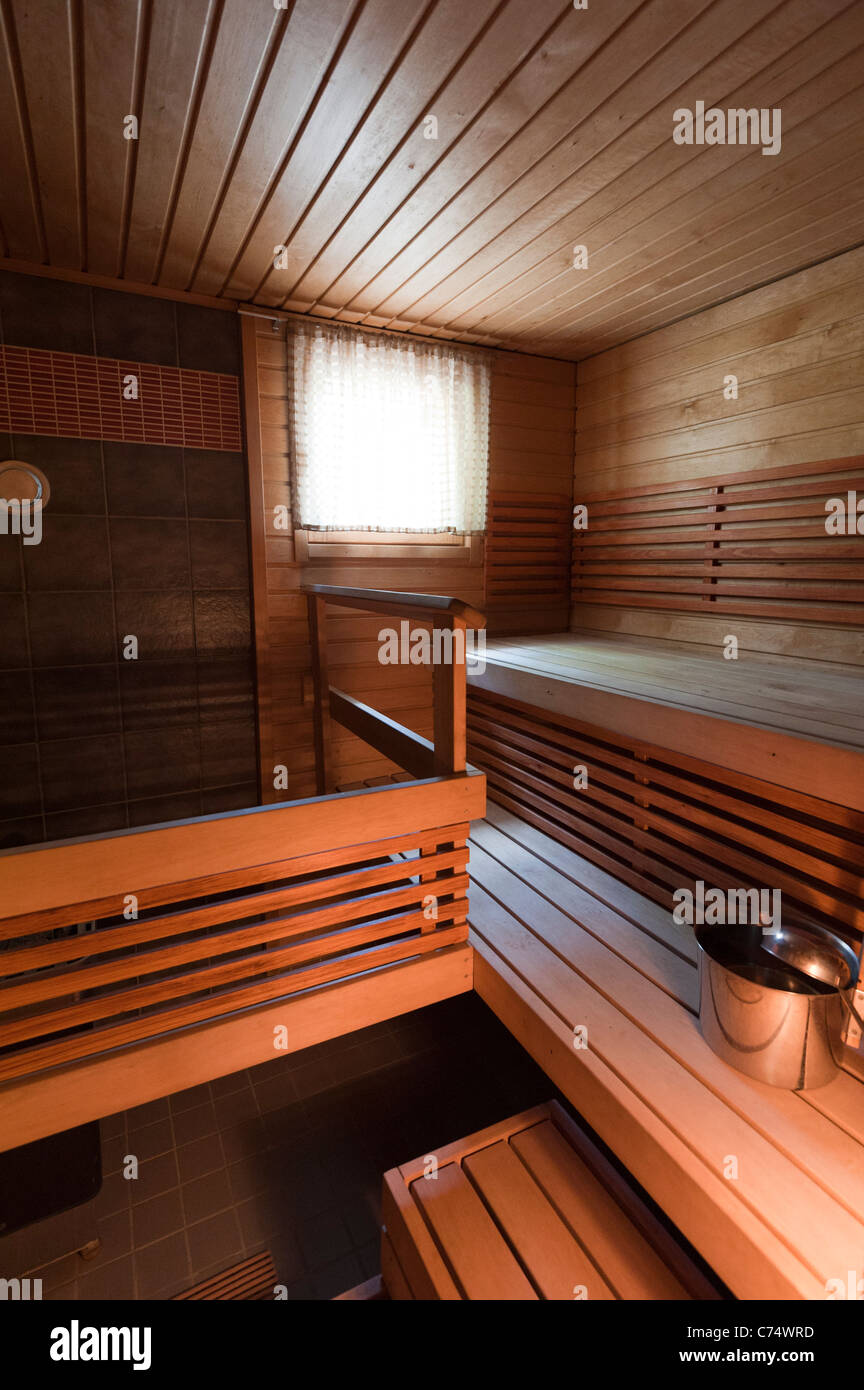 Dentro de una Típica sauna finlandesa Foto de stock