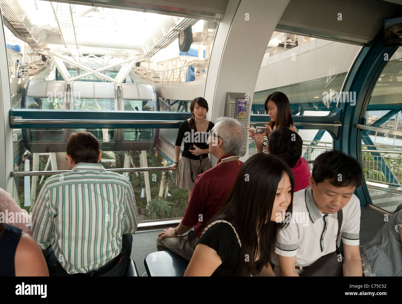 Las personas dentro de la Singapore Flyer ride, Singapur Asia Foto de stock