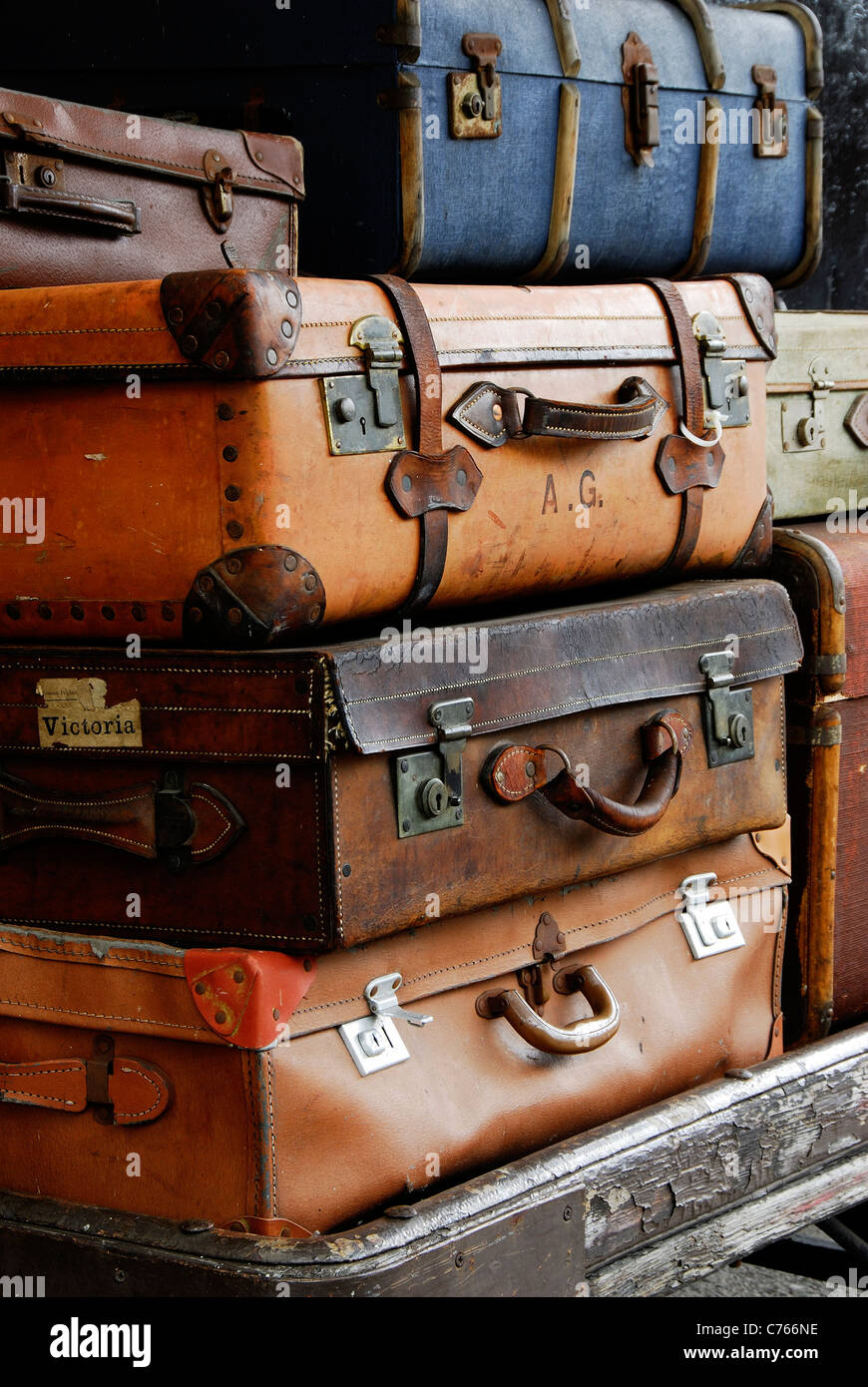 Un montón de viejas maletas y baúles UK Fotografía de stock - Alamy