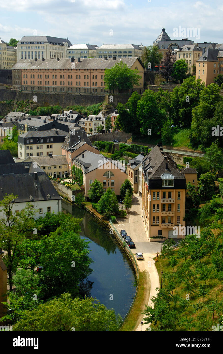 Ver en la parte inferior de la ciudad en el distrito de Grund, con edificios residenciales en el Río Alzette, en Luxemburgo Foto de stock