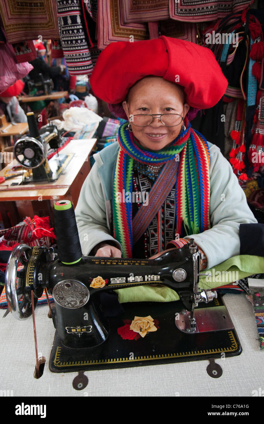 Retrato de mujer Hmong en el trabajo en el mercado del sábado de Sapa, al norte de Vietnam Foto de stock