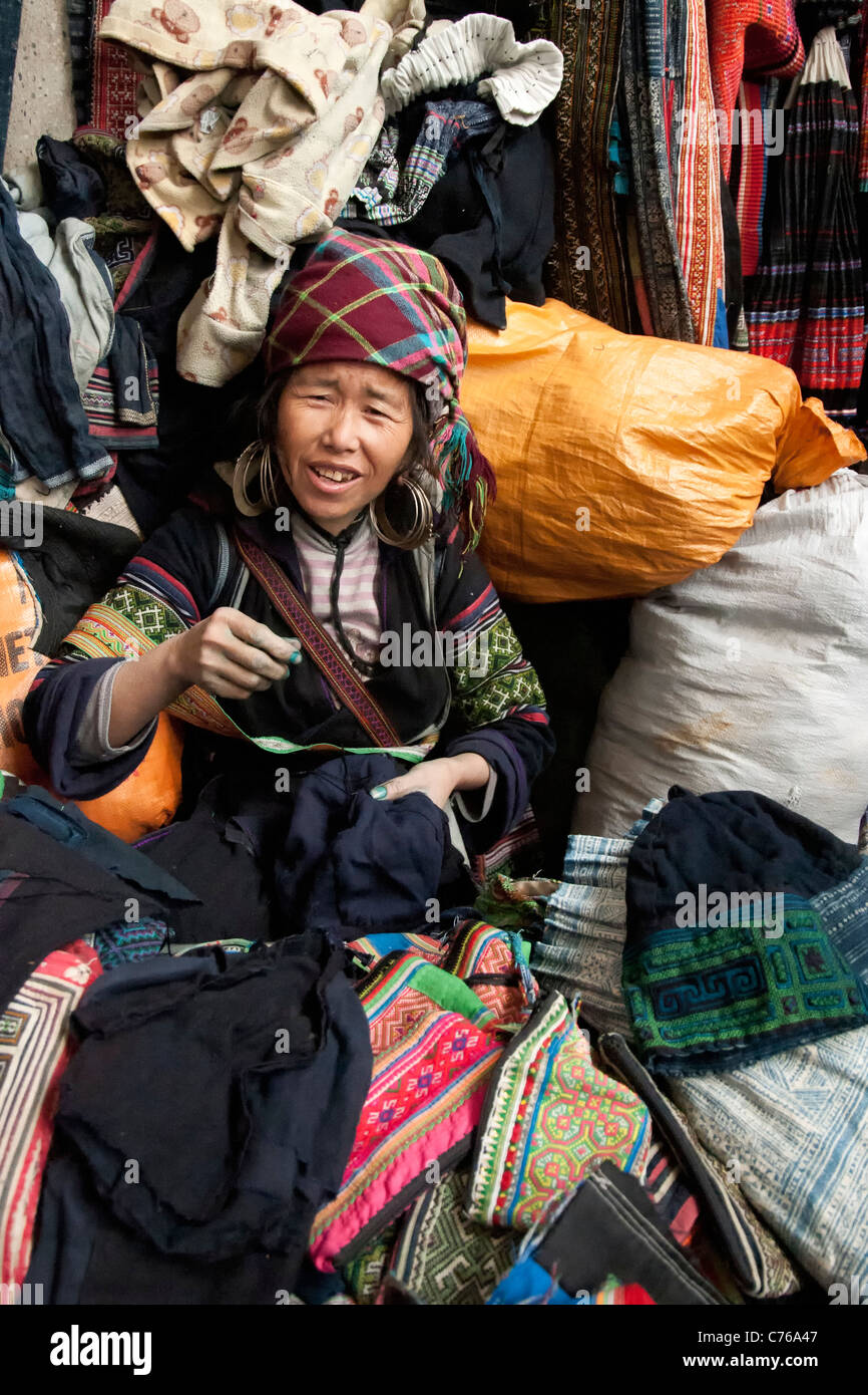 Retrato de mujer Hmong en el trabajo en el mercado del sábado de Sapa, al norte de Vietnam Foto de stock