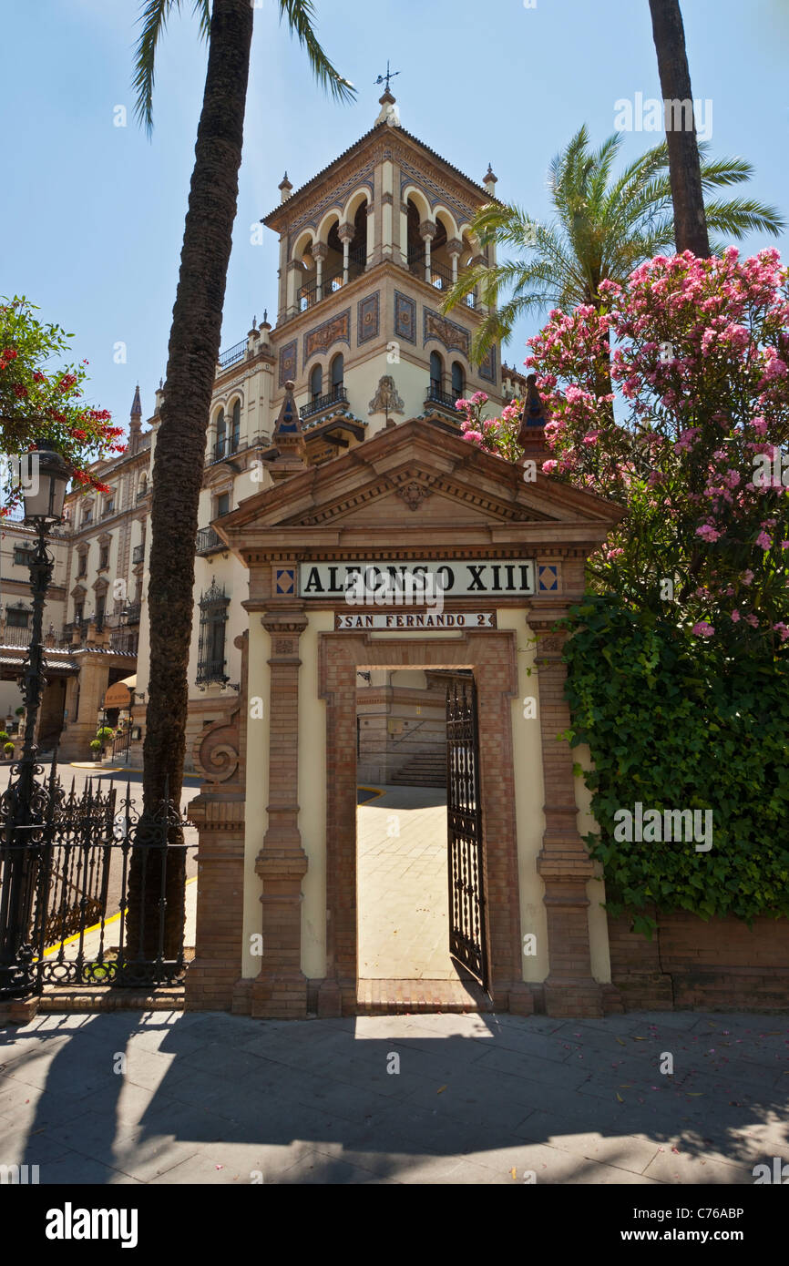 Entrada al Hotel Alfonso XIII, Puerta de Jerez, Sevilla, España Fotografía  de stock - Alamy
