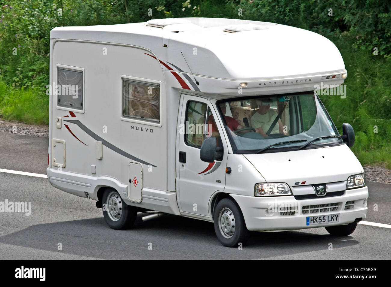 Autocaravana o RV en autopista o carretera Foto de stock