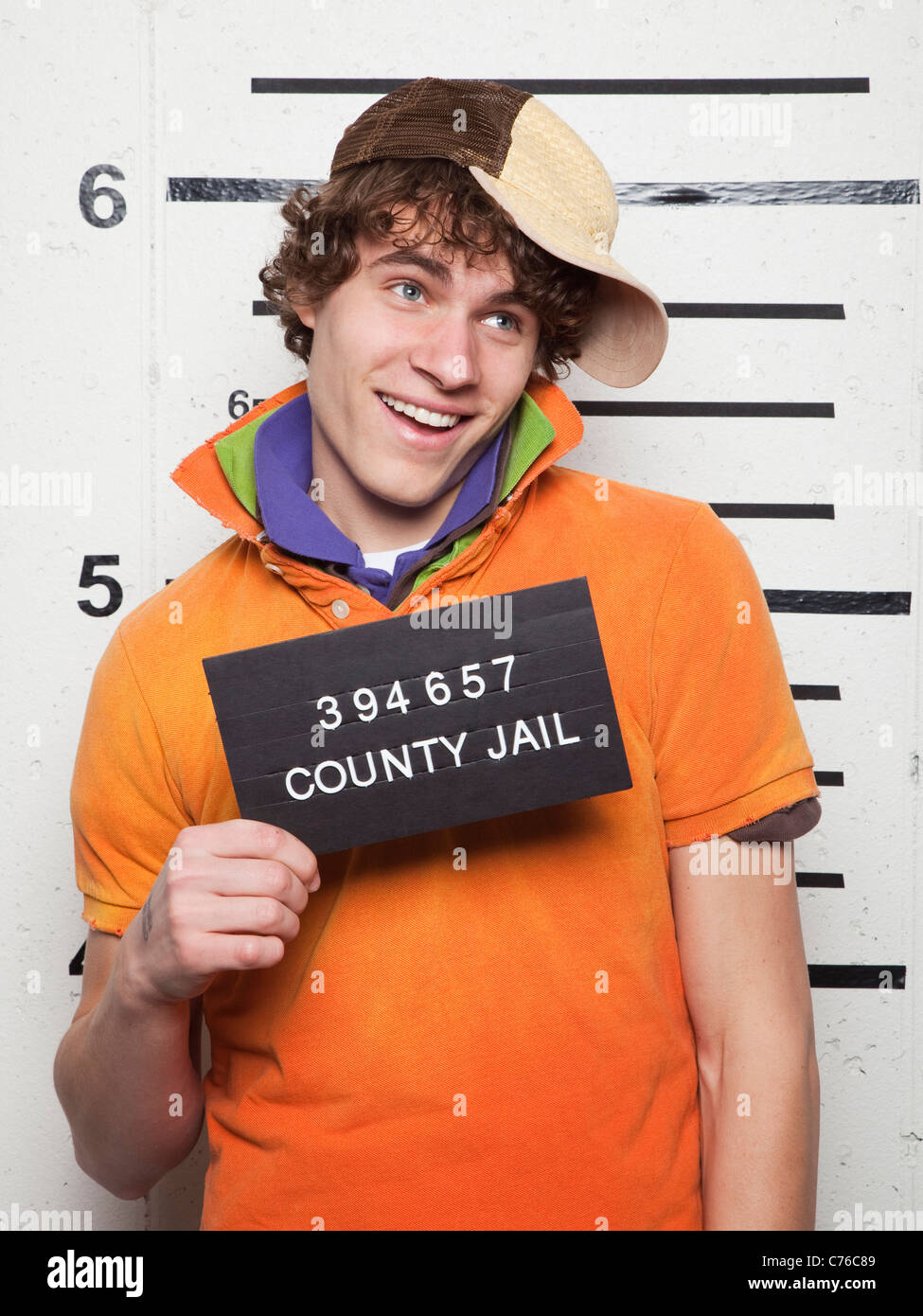Studio mugshot de joven Fotografía de stock Alamy