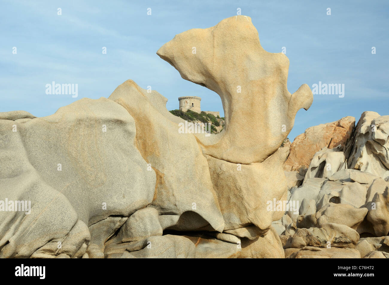 Atalaya genovés del siglo XVI, enmarcadas por rocas de granito esculpidas por la intemperie y el mar en punto Campomoro, Córcega. Foto de stock