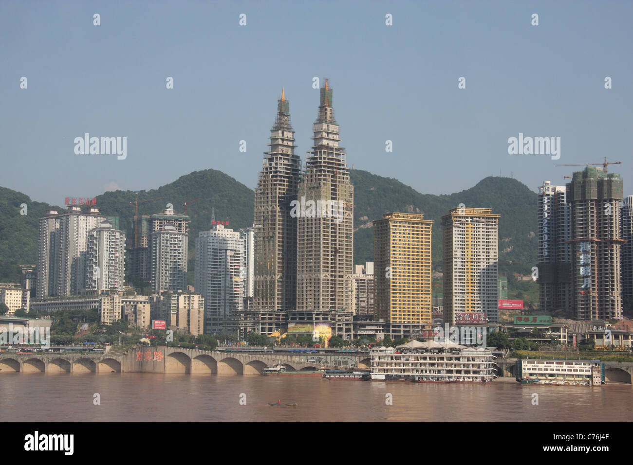 Nuevos edificios a través del río Yangtze (en la orilla derecha) en Chongqing, China Foto de stock