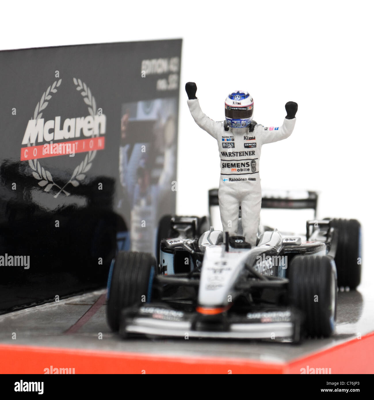 Modelo a escala 1:43 de Kimi Raikkonen celebra su primera victoria de Gran Premio de F1 en Malasia el 23 de marzo de 2003 Foto de stock