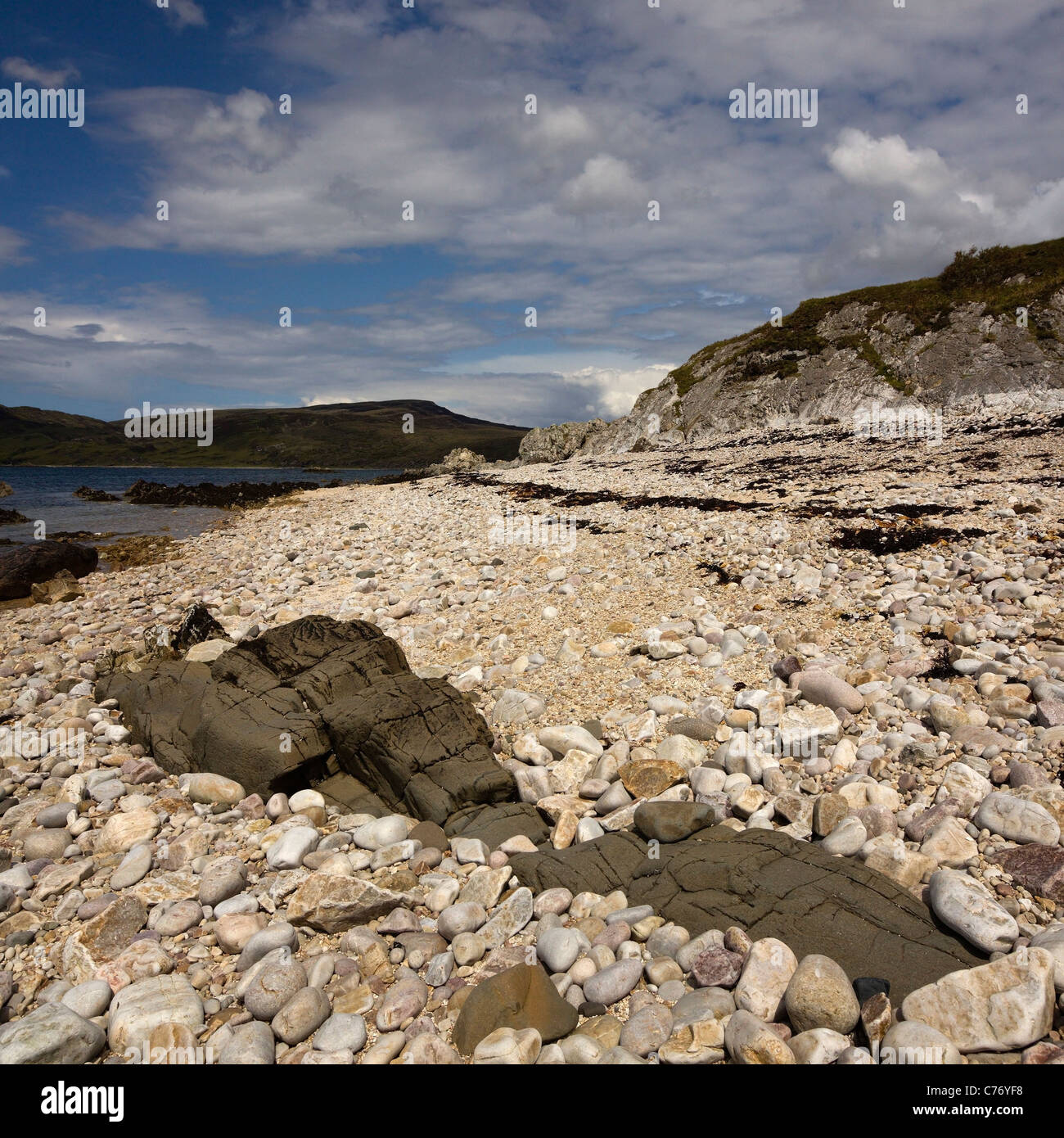 Escocés desierta playa en las orillas del Lago Eishort cerca de Ord en la Isla de Skye, Escocia, Reino Unido Foto de stock