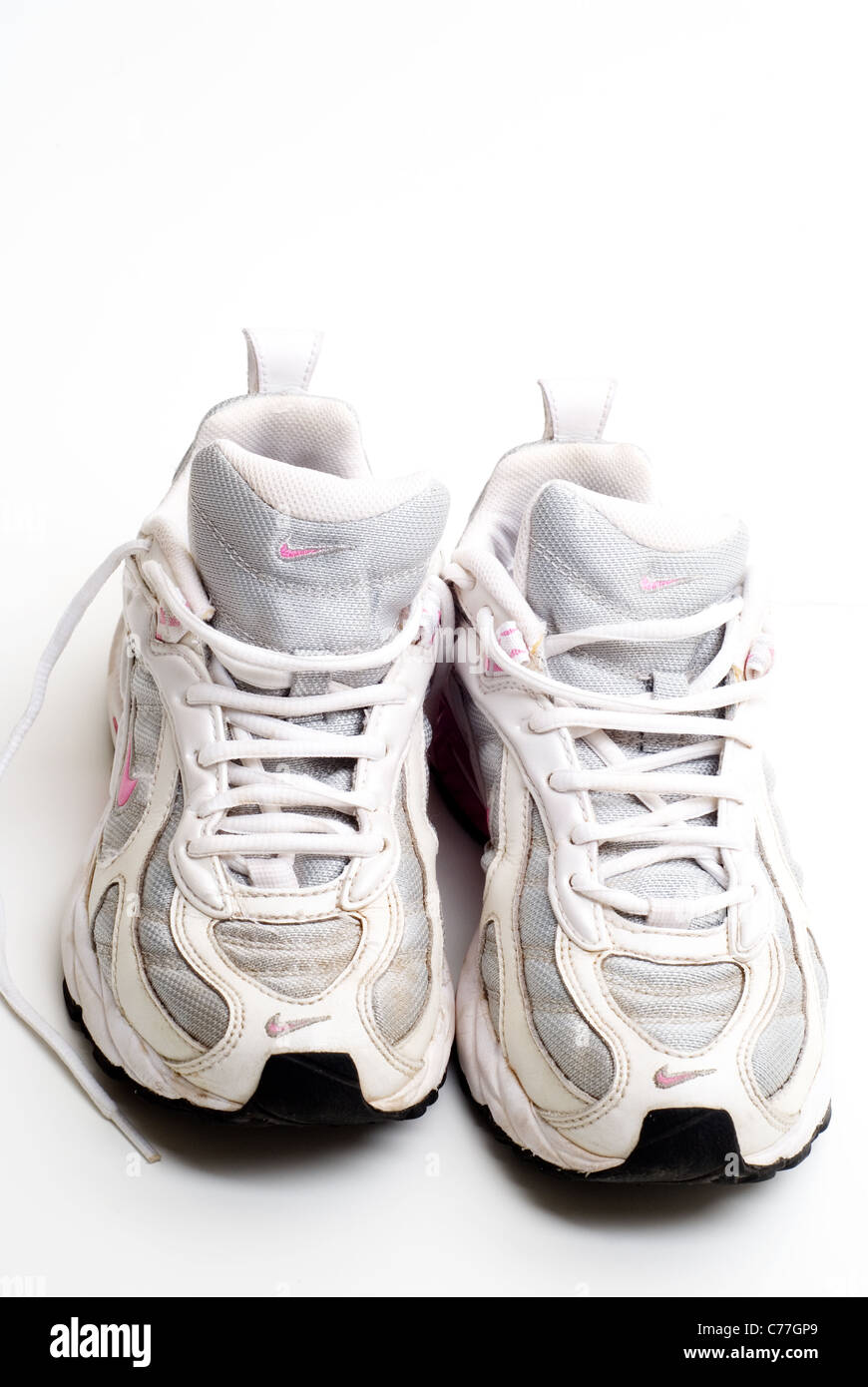 Par de viejos zapatos Nike Running desgastados Fotografía de stock - Alamy