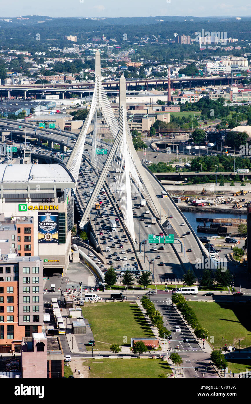 Vista aérea de la Leonard P. Zakim Bunker hill Monument Bridge, Boston, Masschusetts Foto de stock