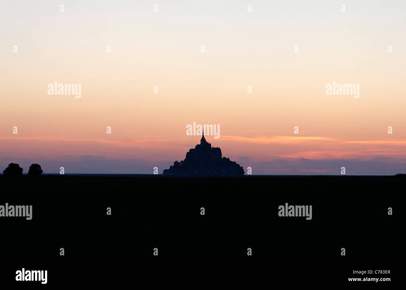 Mont Saint Michel al atardecer (Manche, Normandía, Francia). Foto de stock