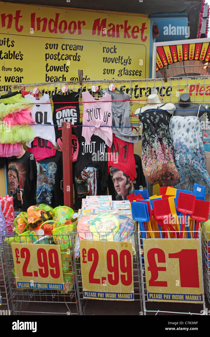 Tienda de ropa barata a la ciudad, al lado del mar Fotografía de stock -  Alamy