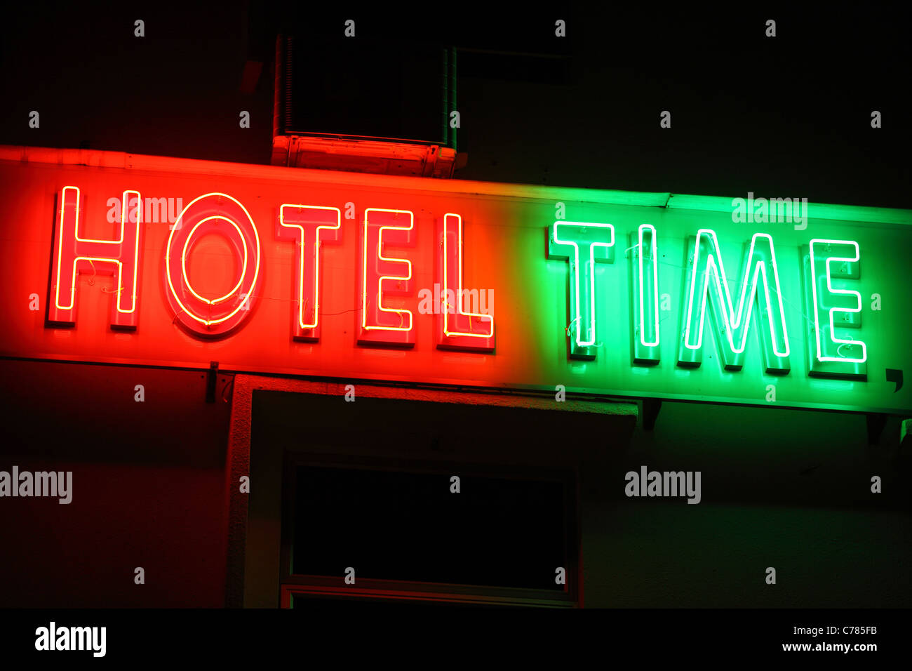 Neon hotel firmar. Foto de stock