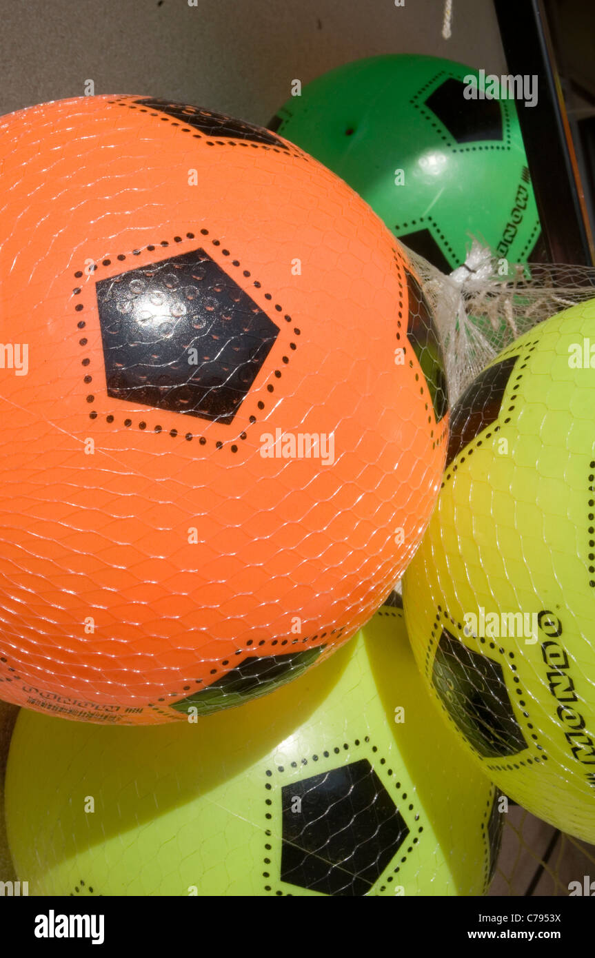 Balones de futbol de plastico fotografías e imágenes de alta resolución -  Alamy