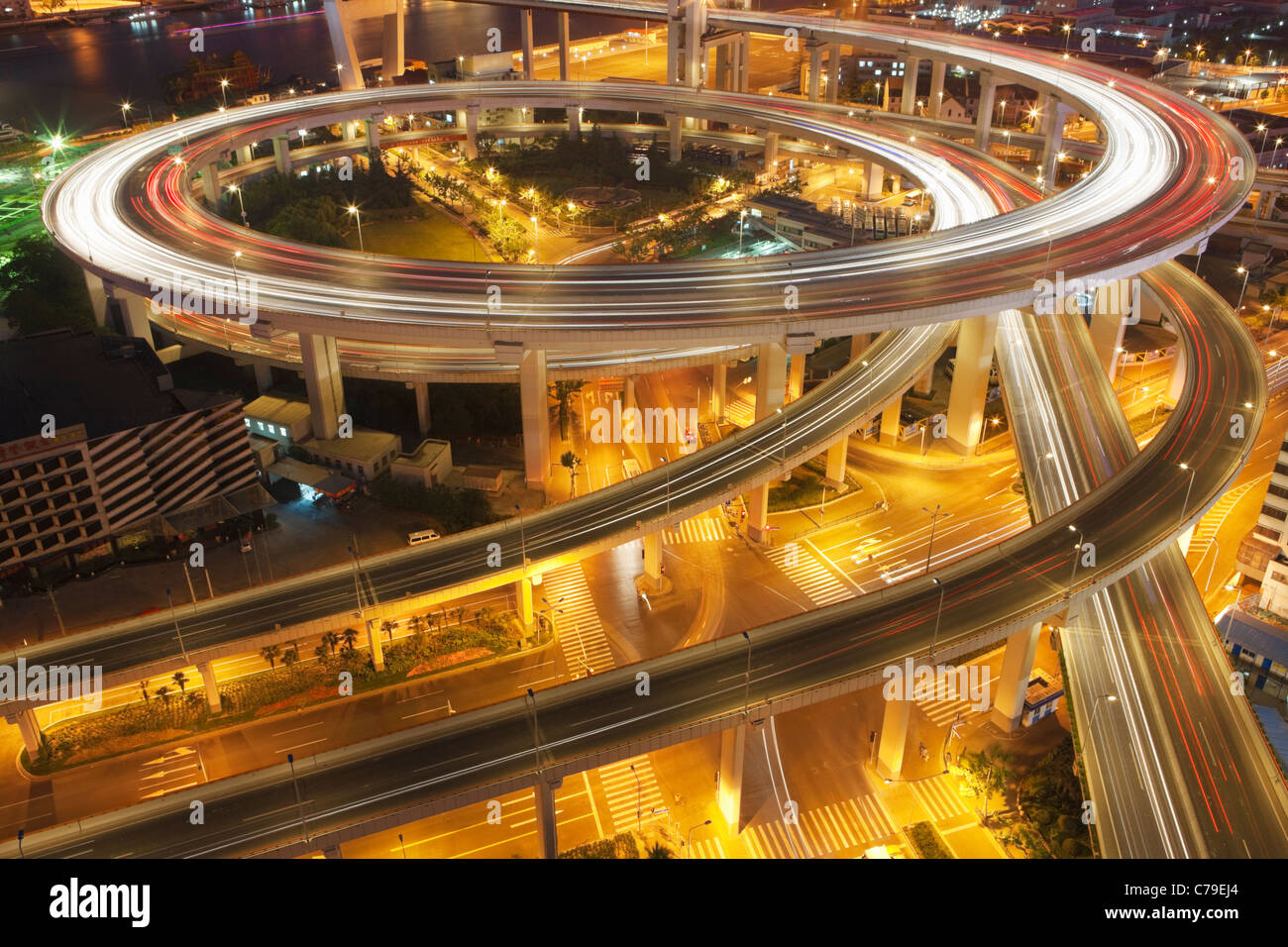 El tráfico en la rotonda principal del puente de Nanpu al anochecer; Dongjiadu: Shanghai, China Foto de stock