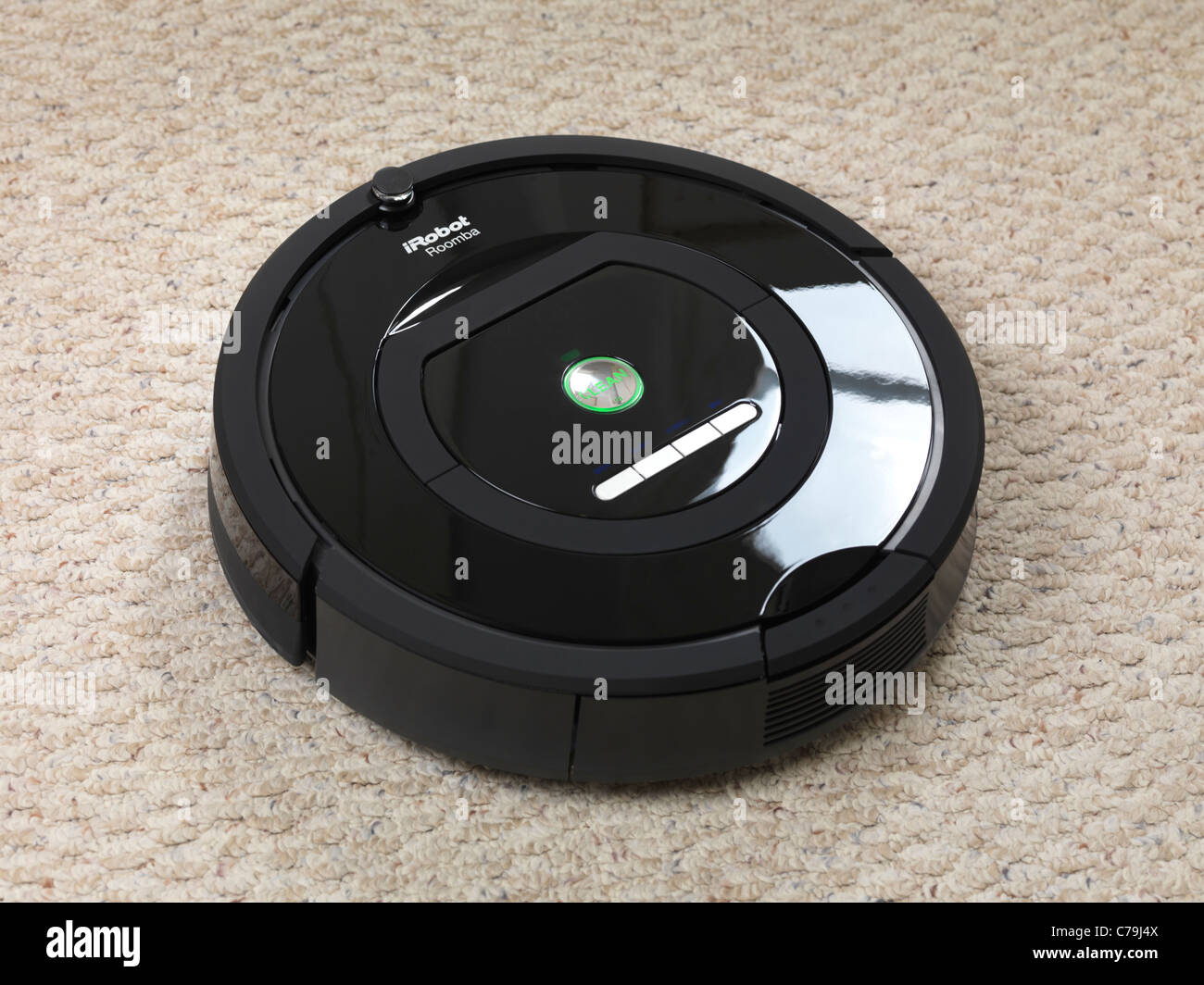 IRobot Roomba 770 robot de limpieza aspirador doméstico en piso alfombrado  Fotografía de stock - Alamy