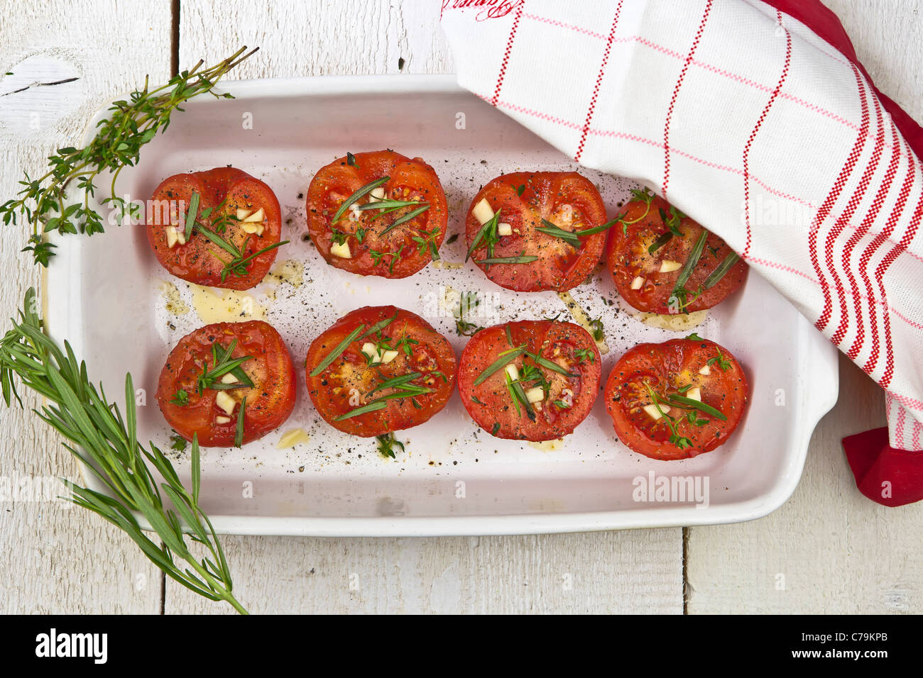 Mediterráneo los tomates asados condimentados con romero y tomillo Foto de stock