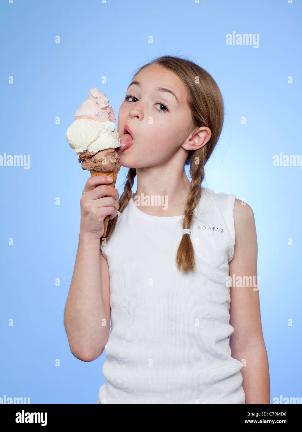 chica llena un helado