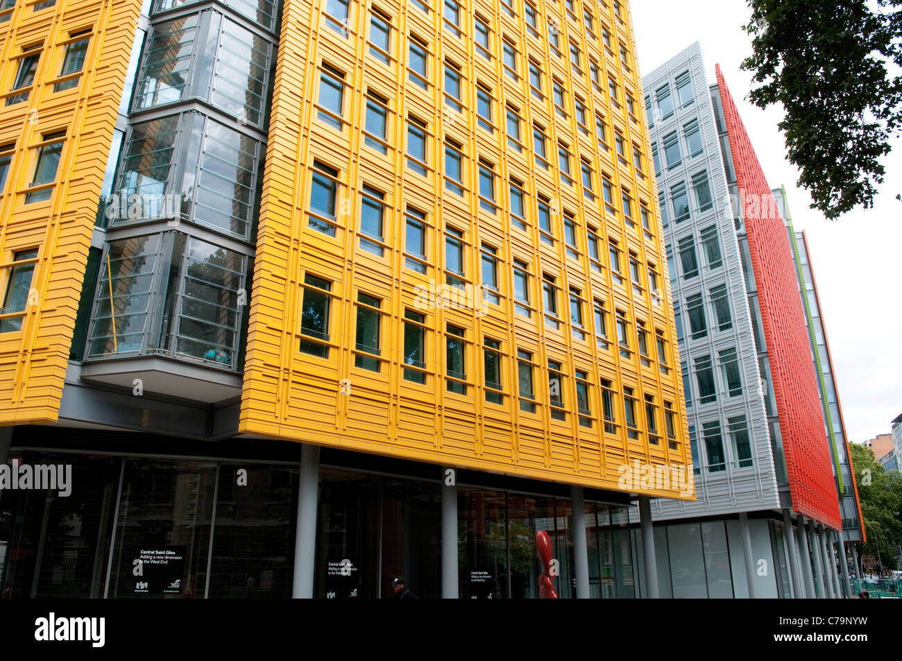 Central Saint Giles - nuevo edificio de oficinas y apartamentos en St Giles High Street, London, UK Foto de stock