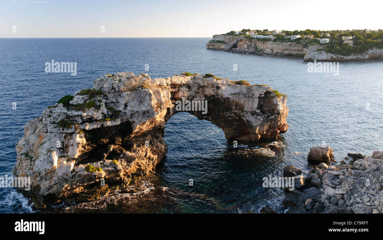 Es Pontas, un arco de roca natural frente a la costa de Cala Santanyi, Mallorca, Islas Baleares, España, Europa Foto de stock