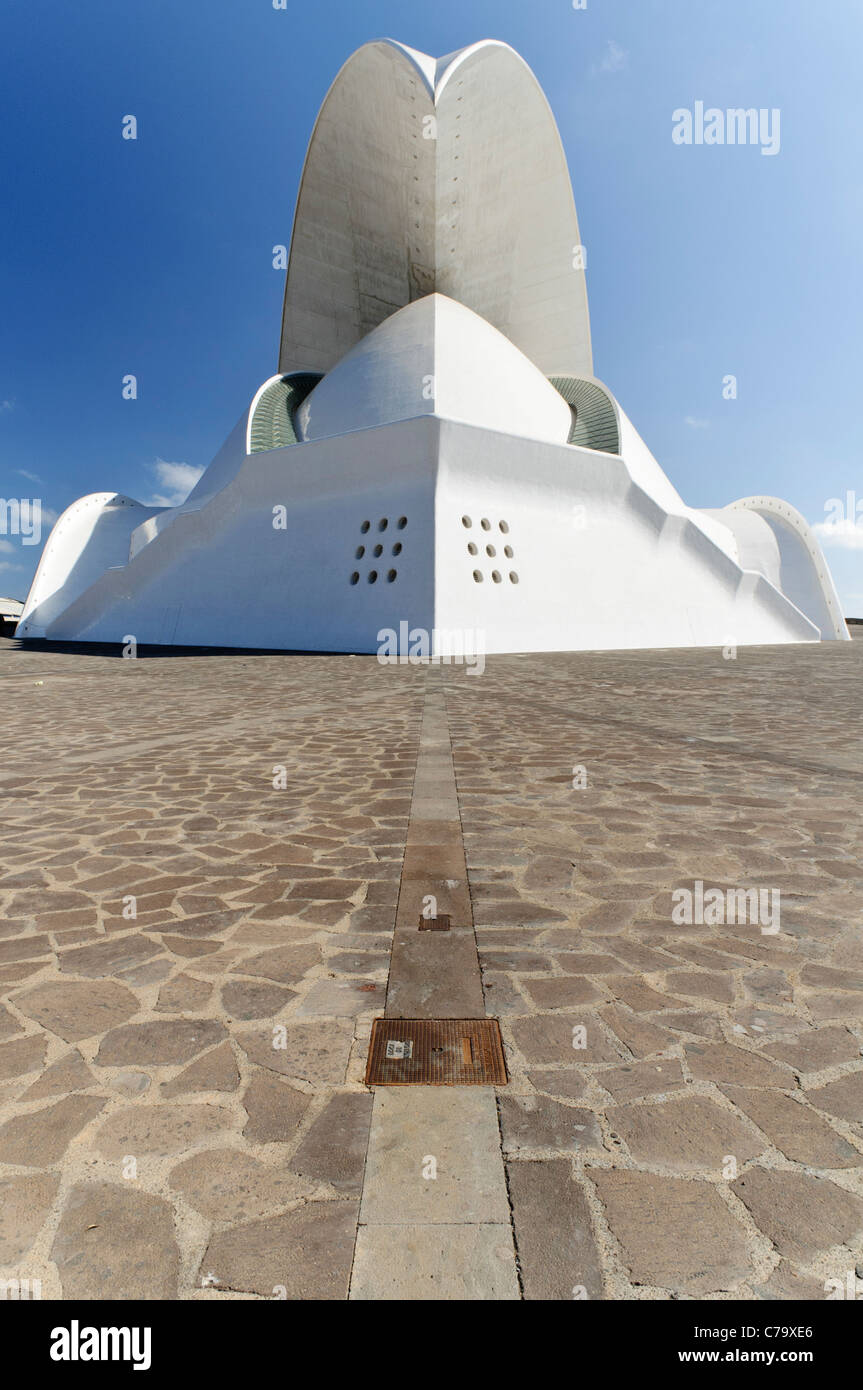 El Auditorio de Tenerife, el auditorio diseñado por el arquitecto Santiago Calatrava, estrella en el estilo vanguardista, Santa Cruz, Santa Cruz de Tenerife Foto de stock