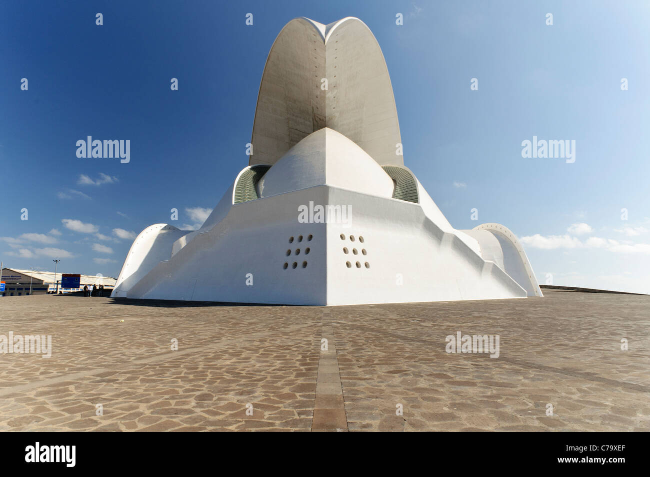 El Auditorio de Tenerife, el auditorio diseñado por el arquitecto Santiago Calatrava, estrella en el estilo vanguardista, Santa Cruz, Santa Cruz de Tenerife Foto de stock