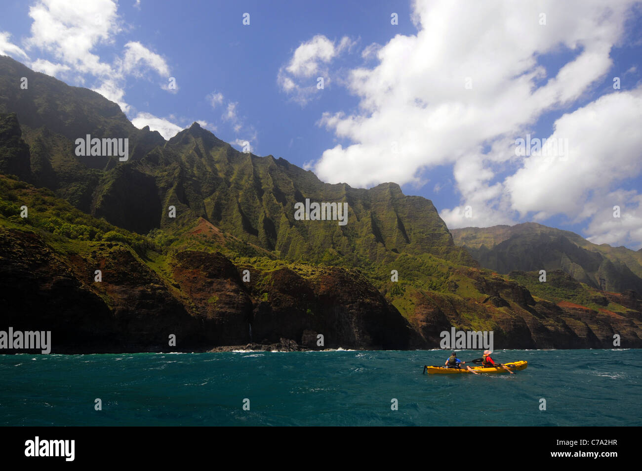 Seakayakers off la espectacular costa Na Pali de Kauai, Hawaii, USA. No, señor o PR Foto de stock