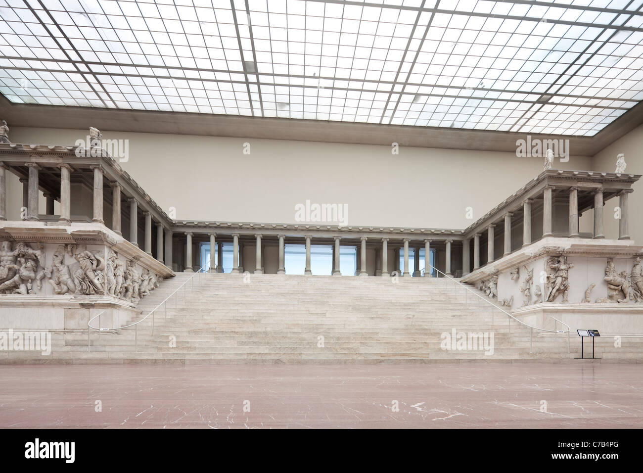 El Altar De Pergamo Museo De Pergamo Berlin Alemania Fotografia De Stock Alamy El Altar De Pergamo Museo De Pergamo Berlin Alemania Fotografia De Stock Alamy