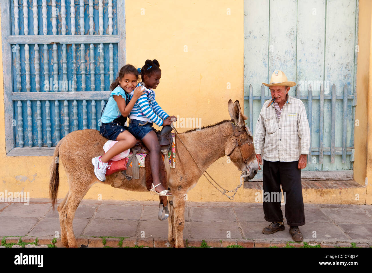 Oportunidad fotográfica, Felices los Niños sentados en un burro, Trinidad, Sancti Spíritus, Cuba, El Caribe Foto de stock