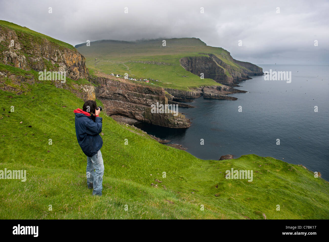 Fotógrafo tomando imágenes en Mykines, Islas Feroe Foto de stock