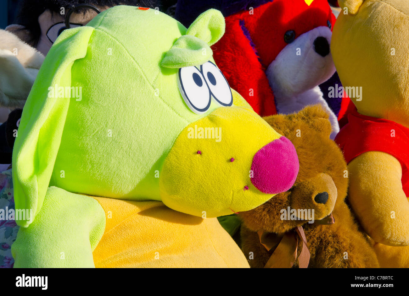 Material multicolor juguetes vendidos en feria bellamente iluminado por el sol. Foto de stock